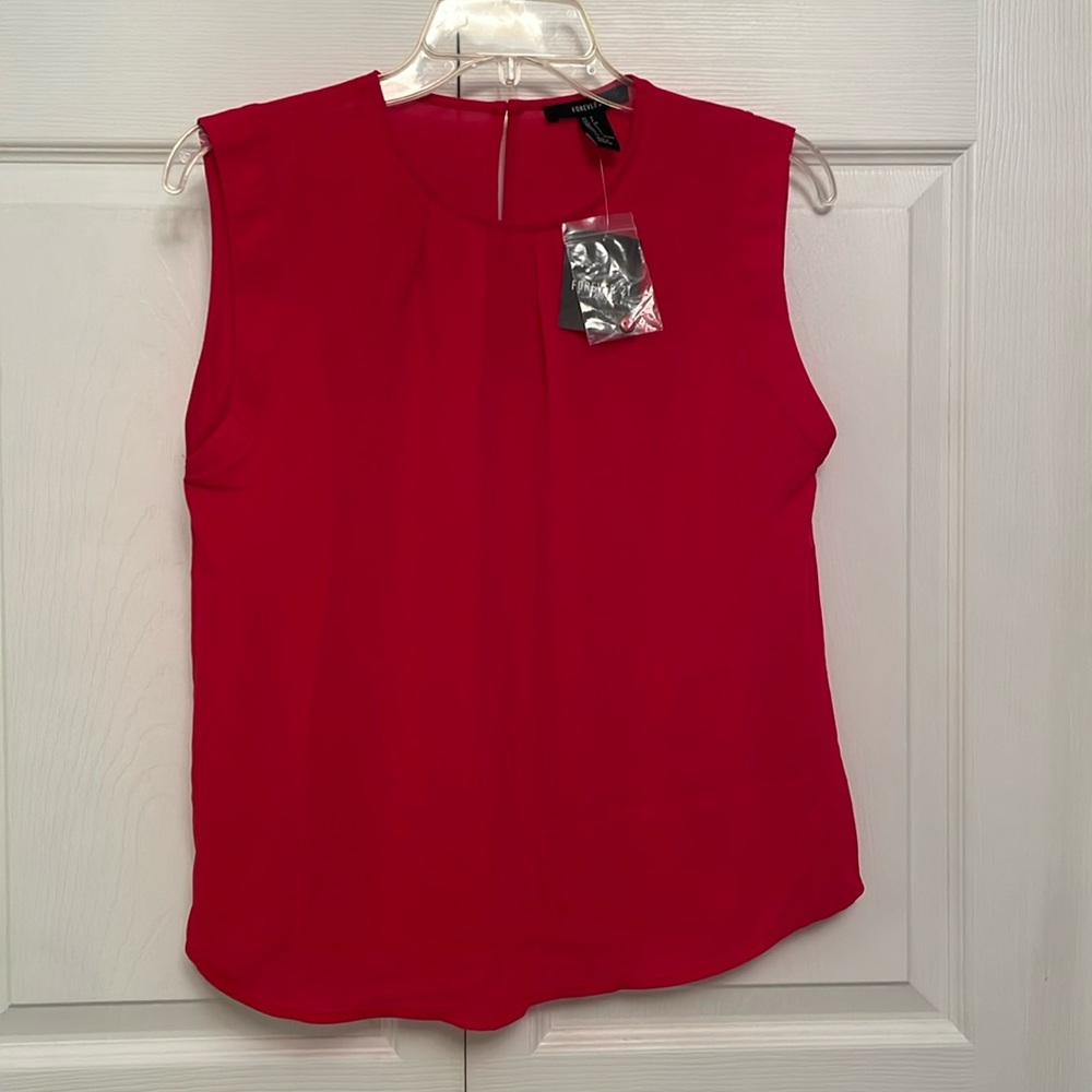 🌷NWT FOREVER 21 Red Sleeveless Top with Curved Hem Lines Small